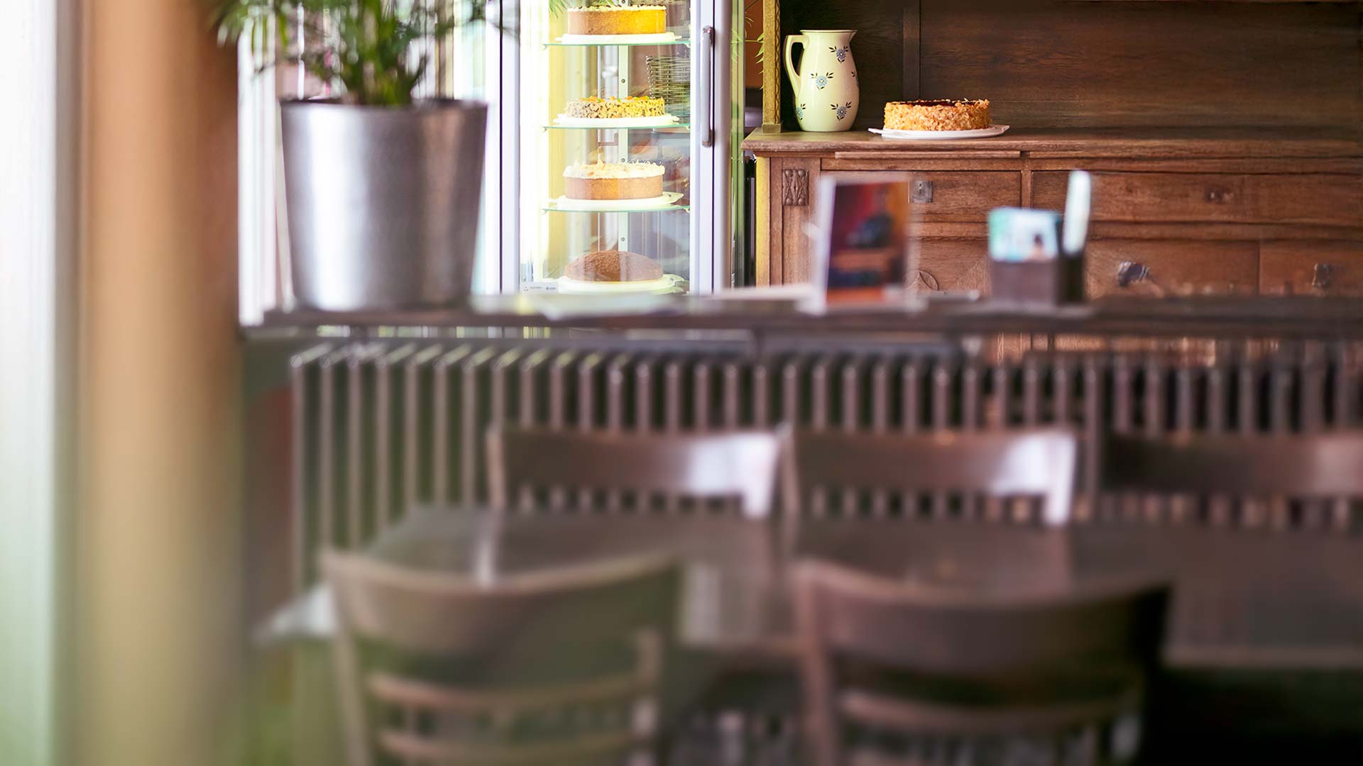 Gastraum mit Kuchenauswahl