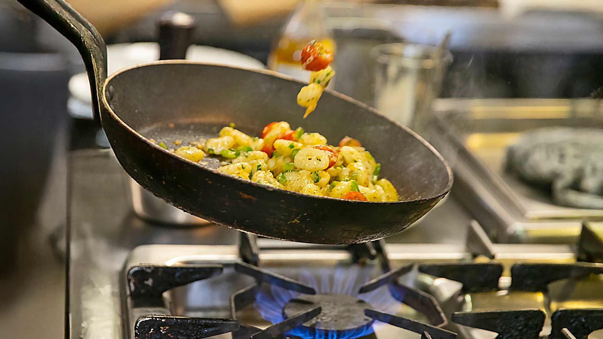 Pfanne wird geschwenkt