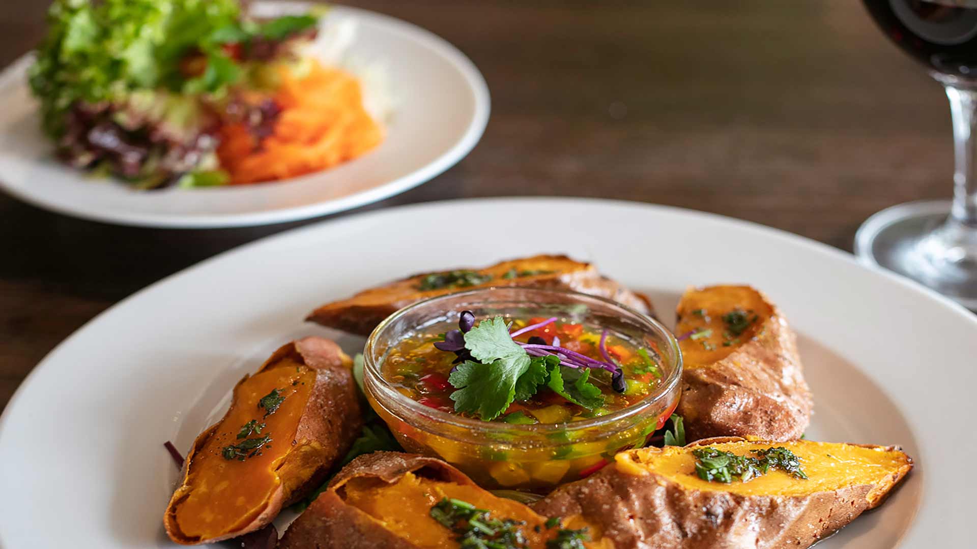 Vegetarischer Teller und Salat