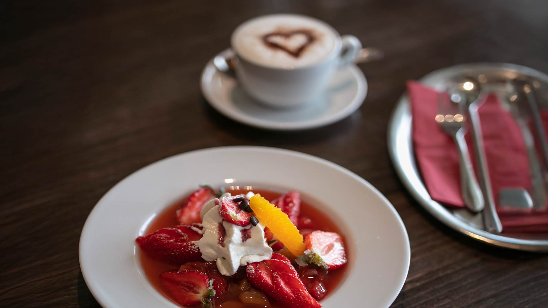 Erdbeer-Dessert und Capuchino