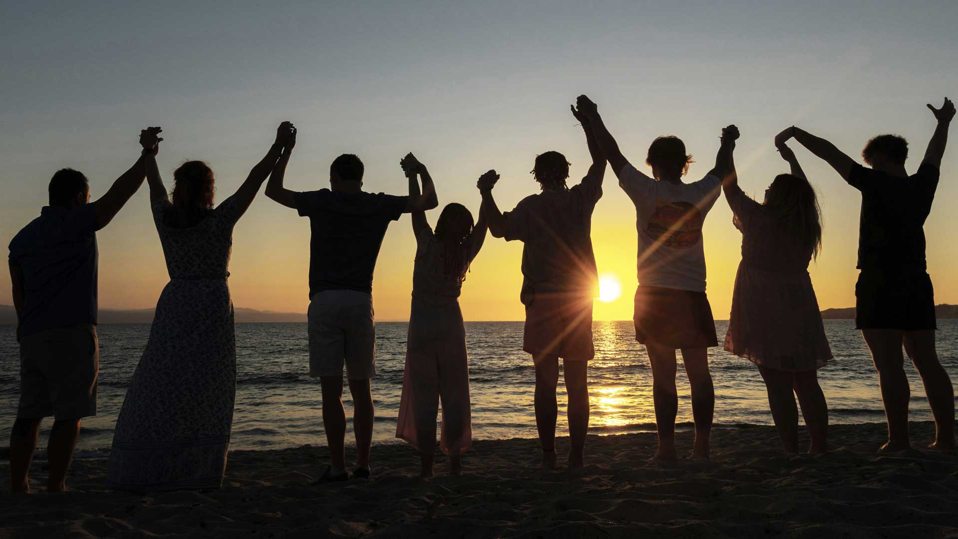 Team bei Sonnenuntergang am See