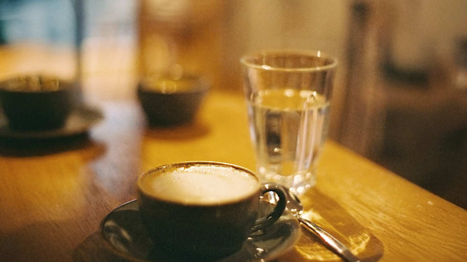 Kaffeetasse und Wasserglas